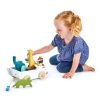 Enfant qui joue avec un bateau en bois avec des animaux de la marque Tender Leaf Toys