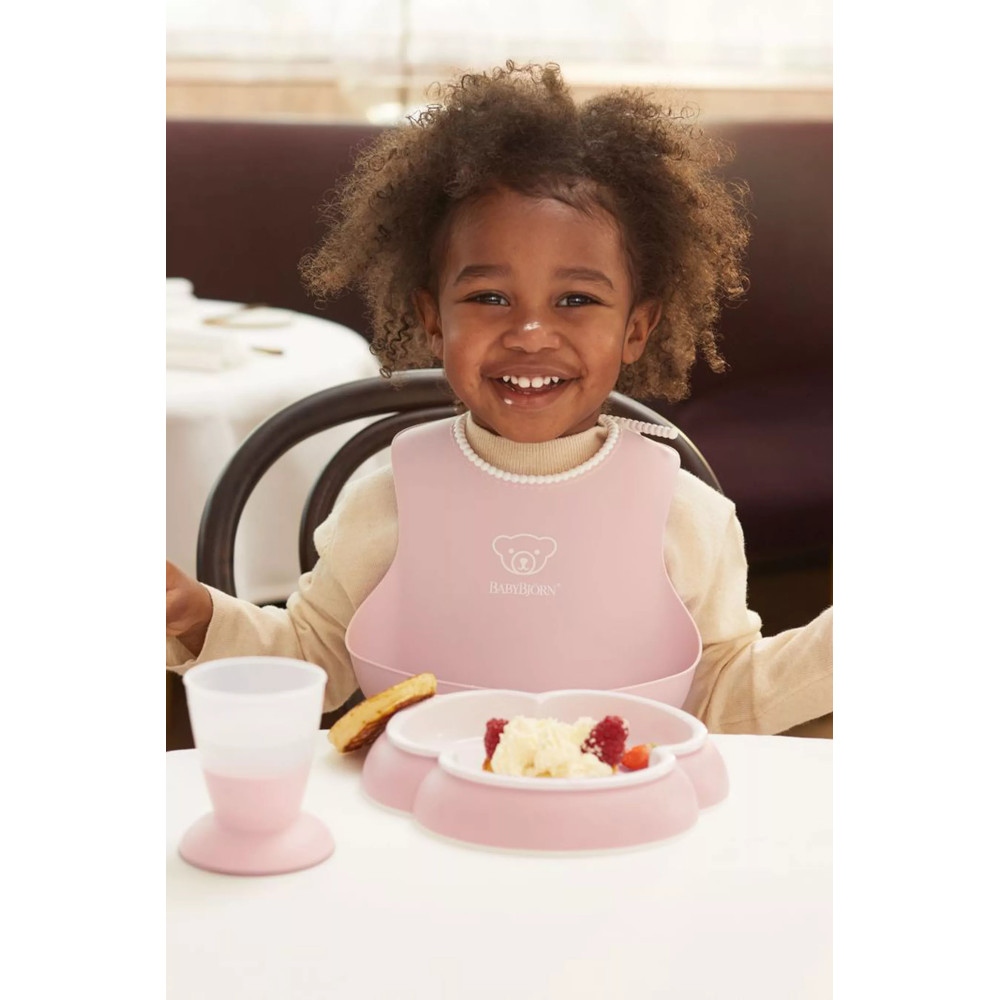 Petite fille en situation avec le coffret repas bébé rose pastel Babybjorn
