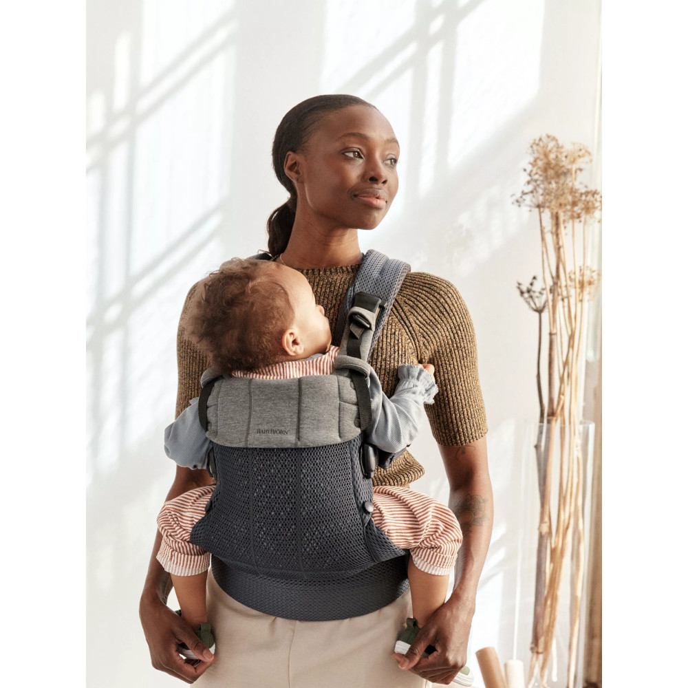 Maman avec le porte-bébé Harmony Mesh 3D Anthracite Babybjorn