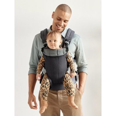 Papa avec le porte-bébé Harmony Mesh 3D Anthracite Babybjorn