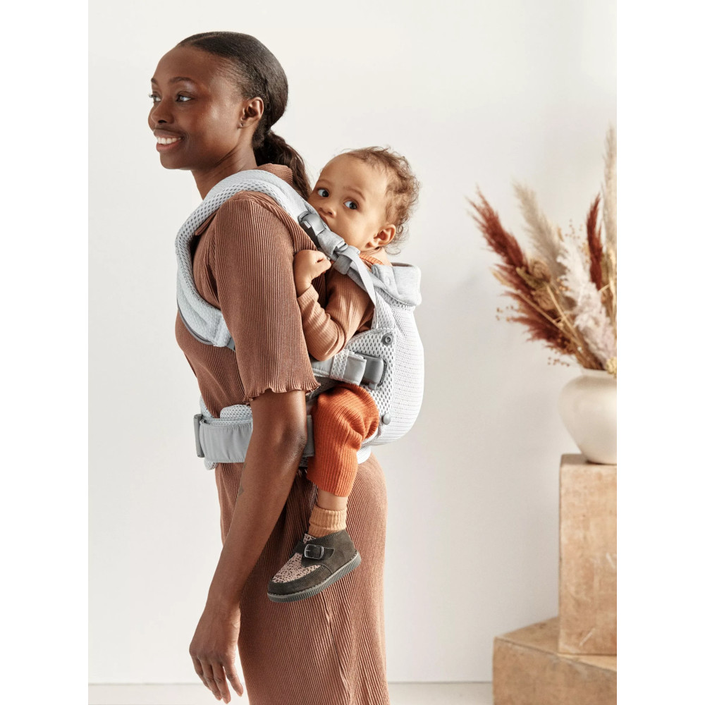 Maman avec le porte-bébé Harmony Mesh 3D Argent Babybjorn