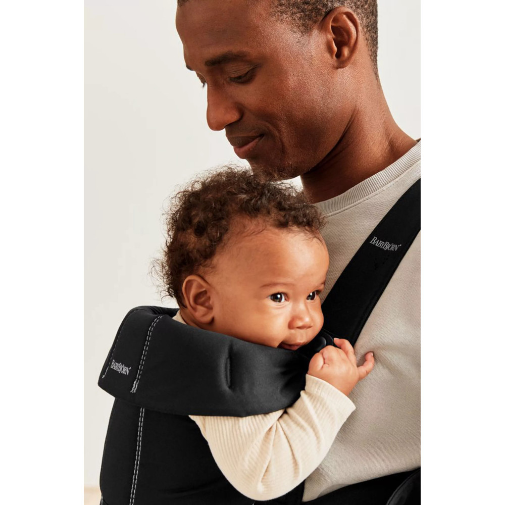 Papa avec le porte-bébé mini coton noir Babybjorn