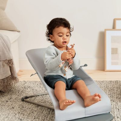 Photo d'un enfant assis dans le Transat Bliss 3D Jersey Gris Clair Babybjorn